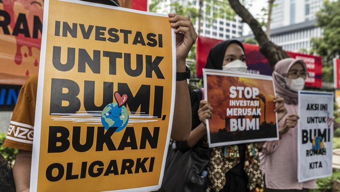 Sejumlah warga di berbagai daerah ambil bagian dalam peringatan Hari Bumi. Mereka beraksi mengajak untuk peduli lingkungan hingga berbagi takjil, Jumat, 22/4/2022.