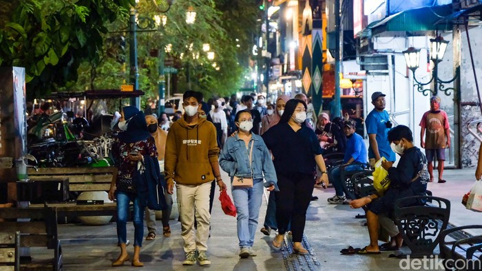Malioboro adalah ikon wisata legendaris di Yogyakarta. Kawasan Malioboro masih eksis menjadi magnet bagi wisatawan.