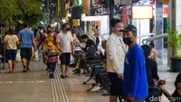 Kini, Malioboro sudah ditata di mana tidak ada pedagang kaki lima di sepanjang jalan tersebut.