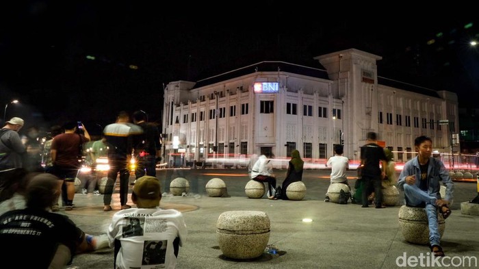 Malioboro adalah ikon wisata legendaris di Yogyakarta. Kawasan Malioboro masih eksis menjadi magnet bagi wisatawan.