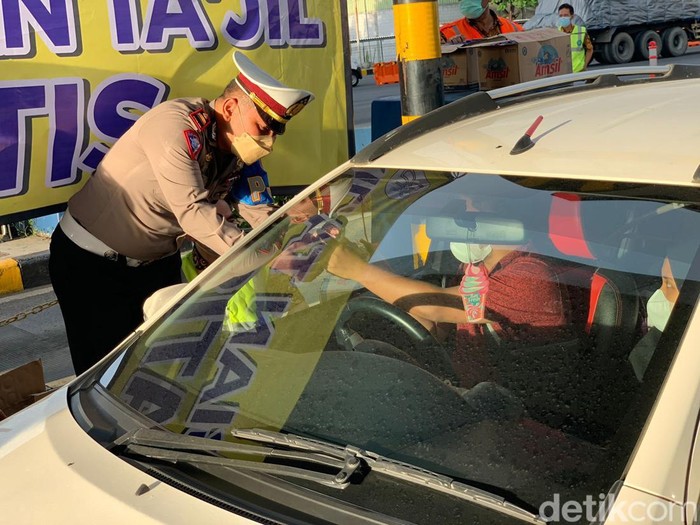 Petugas bagikan takjil ke pengguna jalan tol
