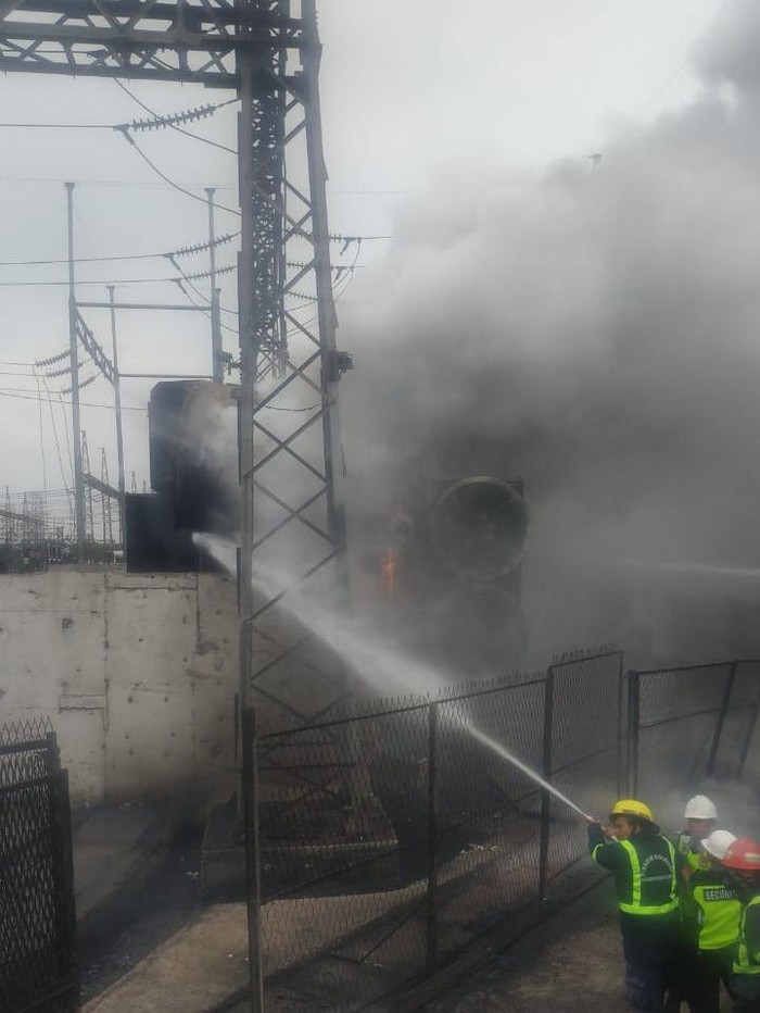 Petugas Padamkan Kebakaran Gardu Listrik di Bekasi