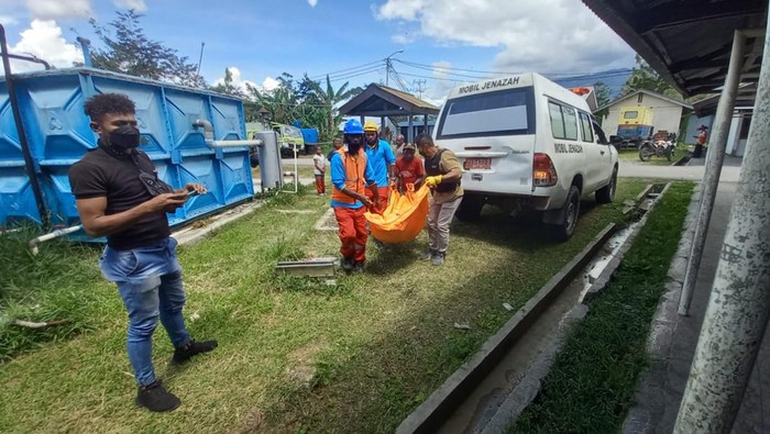 Petugas PLN di Papua tewas tersengat listrik.