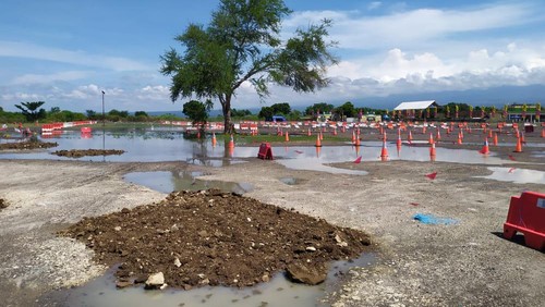 Pos pemeriksaan pemudik areal parkir kargo Gilimanuk yang tergenang air hujan, Jumat (22/4/2022)