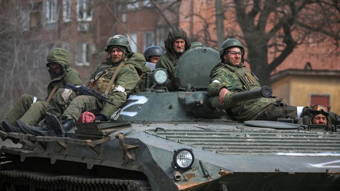 Potret Konvoi Militer Pro-Rusia Saat Moskow Klaim Kuasai Mariupol Menhan Rusia mengatakan pada Putin bahwa pihaknya telah menguasai kota Mariupol, Ukraina. Pasukan pro-Rusia tampak melakukan konvoi militer di jalanan Mariupol.