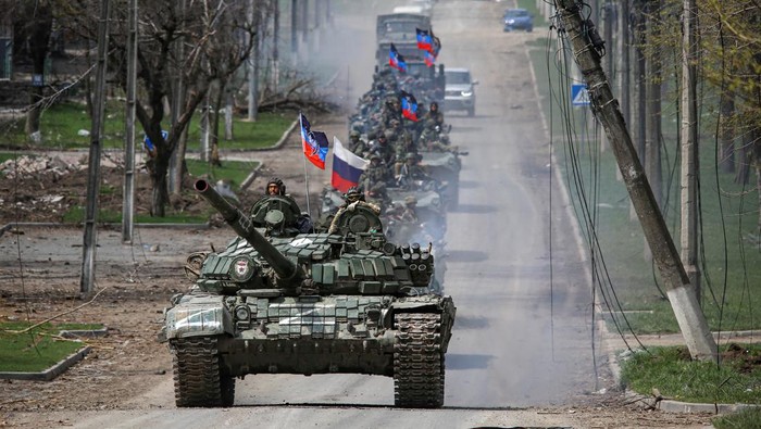 Potret Konvoi Militer Pro-Rusia Saat Moskow Klaim Kuasai Mariupol Menhan Rusia mengatakan pada Putin bahwa pihaknya telah menguasai kota Mariupol, Ukraina. Pasukan pro-Rusia tampak melakukan konvoi militer di jalanan Mariupol.