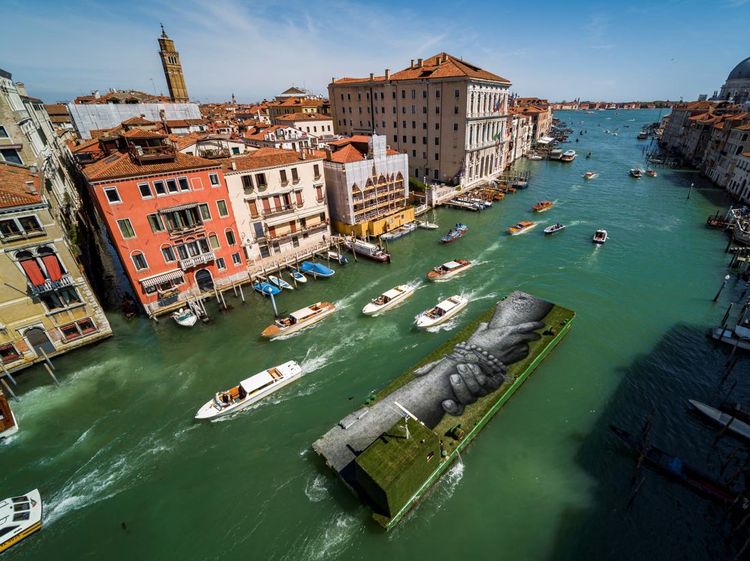Potret Lukisan Raksasa Rantai Manusia Mengapung di Venesia, Italia