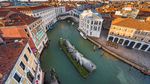 Potret Lukisan Raksasa Rantai Manusia Mengapung di Venesia, Italia