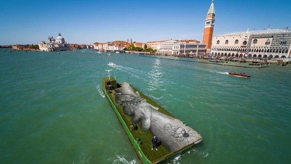 Sebuah pemandangan udara menunjukkan karya seni oleh seniman Prancis-Swiss Saype yang disebut Beyond Walls di atas tongkang apung, di Venesia, Italia, (15/4/2022). Sebuah pemandangan udara menunjukkan karya seni oleh seniman Prancis-Swiss Saype yang disebut Beyond Walls di atas tongkang apung, di Venesia, Italia, (15/4/2022).