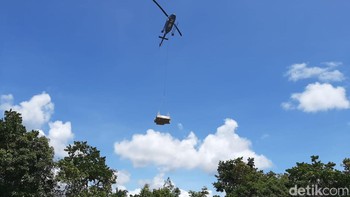 Nampak helikopter pengangkut material tower telah sampai di salah satu distrik pedalaman Papua.