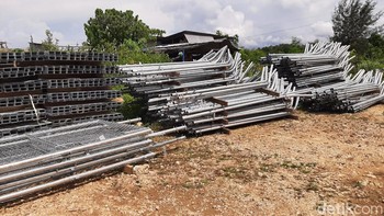 Material tower BTS 4G dikirim dari Jakarta lalu disimpan di gudang Entrop Jayapura. Kemudian dikirim ke Bandara Senggeh dengan perjalanan darat selama 6 jam.