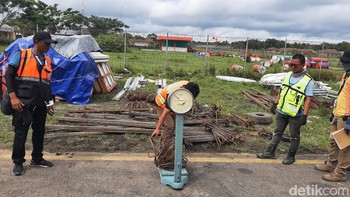 Sebelum masuk ke pesawat caravan, material tower ditimbang agar tidak melebihi beban saat pengangkutan ke titik pemasangan.
