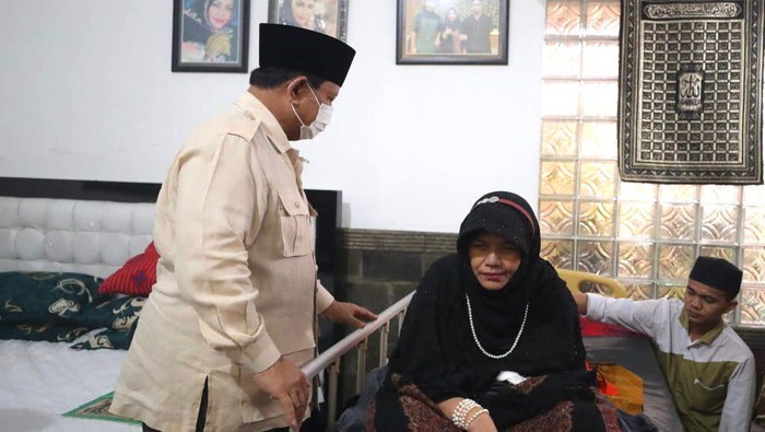 Prabowo kunjungi sahabatnya yang sedang sakit di Probolinggo