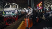 PT KAI juga mengajak masyarakat untuk segera melakukan vaksin booster sehingga perjalanan kereta api menjadi sehat dan nyaman selama masa angkutan lebaran ini.
