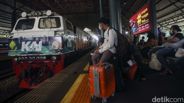 Presiden Anjurkan Mudik Awal, Begini Kondisi di Stasiun Gambir Presiden Joko Widodo yang meminta masyarakat untuk mudik sebelum akhir bulan April 2022. Begini kondisi pemudik di Stasiun Gambir, Jakarta.