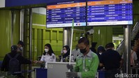 Para pemudik mulai memadati stasiun guna mudik lebih awal.