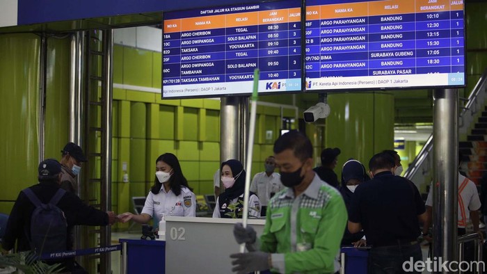 Presiden Joko Widodo yang meminta masyarakat untuk mudik sebelum akhir bulan April 2022. Begini kondisi pemudik di Stasiun Gambir, Jakarta.