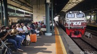 Direktur Utama PT KAI Didiek Hartantyo mengatakan pada Angkutan Lebaran 1443 H / 2022 M ini, total terdapat 4.454 perjalanan KA Jarak Jauh dengan kapasitas tempat duduk mencapai 2.484.806 tempat duduk.