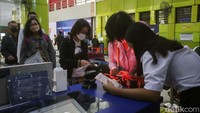 Sementara untuk keberangkatan di tanggal-tanggal padat seperti 28 dan 29 April tingkat pembelian tiket mencapai 90 persen.