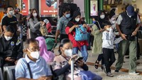 Sejumlah pemudik beraktivitas Stasiun Gambir, Jakarta, Jumat (22/4/2022).