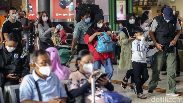 Presiden Joko Widodo yang meminta masyarakat untuk mudik sebelum akhir bulan April 2022. Begini kondisi pemudik di Stasiun Gambir, Jakarta.
