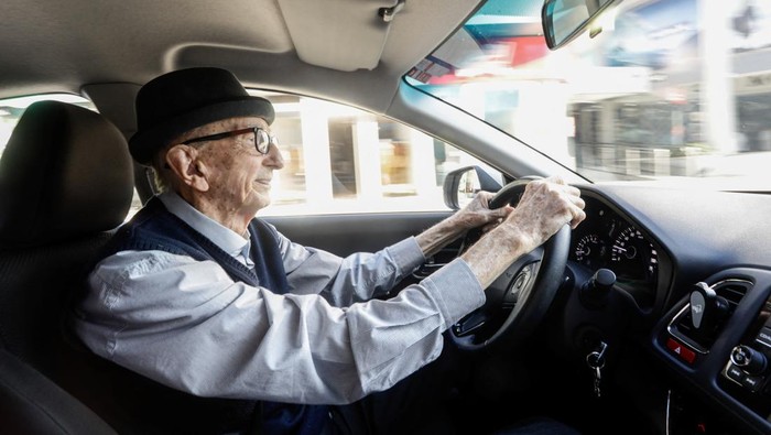 Pria Ini Pecahkan Rekor Dunia Bekerja 84 Tahun di Perusahaan yang Sama Walter Orthmann, 100, the winner of a Guinness World Record for having the longest career (84 years) at the same company, attends his birthday party in Brusque, Santa Catarina state, Brazil, April 19, 2022. Picture taken April 19, 2022.REUTERS/Diego Vara
