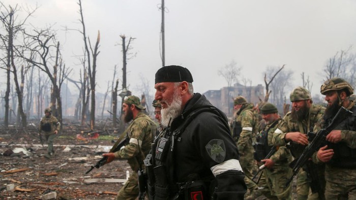 Fighters of the Chechen special forces unit, led by Russia's State Duma member Adam Delimkhanov, walk near the administration building of Azovstal Iron and Steel Works during Ukraine-Russia conflict in the southern port city of Mariupol, Ukraine April 21, 2022. REUTERS/Chingis Kondarov