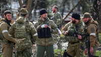 Pejuang unit pasukan khusus Chechnya berjaga di jalan selama konflik Ukraina-Rusia di kota pelabuhan selatan Mariupol, Ukraina, Kamis, 21 April 2022.