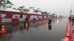 Aksi Para Joki Street Race Ngebut di Bawah Guyuran Hujan