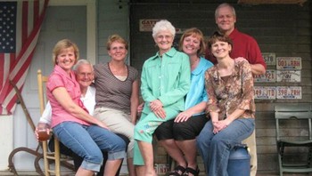 Pasangan itu memiliki lima anak, Melvin bekerja sebagai pedagang dan memiliki peternakan domba, sementara Nancy bekerja di toko kelontong.