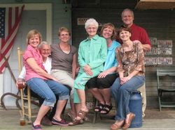 Rayakan Pernikahan ke 70, Foto-foto Pasangan Ini Bikin Hati Adem