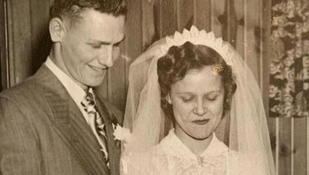 Sejoli muda itu menikah di Gereja Lutheran Pertama di Mitchell, South Dakota, pada 6 Januari 1952. Mereka mengadakan upacara sederhana namun indah dengan makan siang ringan, kue, dan es krim yang tersedia di aula resepsi gereja.