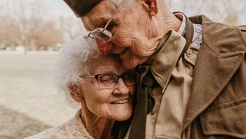 Foto-foto perayaan pernikahan ini adalah ide dari cucu perempuan bungsu mereka. Kemudia fotografer pernikahan profesional Anna Behning, memutuskan untuk berbagi cerita mereka dengan dunia.  