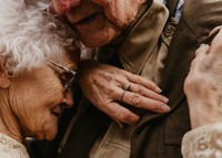 Rayakan Pernikahan ke 70, Foto-foto Pasangan Ini Bikin Hati Adem