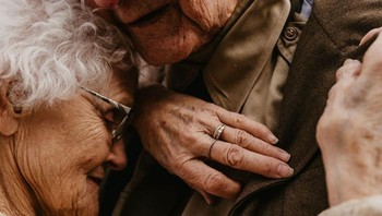 Nancy mengingat pentingnya saling menulis surat, yang menjadi satu-satunya alat komunikasi mereka, karena panggilan telepon tidak mungkin dilakukan. Tetapi perpisahan mereka tidak bertahan lebih lama ketika Melvin kembali dari perang, kehidupan mereka bersama akhirnya dimulai di kota kecil tempat mereka menikah.