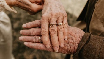 Melvin dan Nancy bertemu di arena roller skating lokal di Mitchell, South Dakota. Setelah menjalin hubungan, akhirnya Melvin berlutut dan melamar Nancy di stadion baseball kota.  