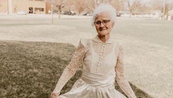 Nancy telah menyimpan gaun pengantin aslinya selama bertahun-tahun, mengenakannya untuk pertama kalinya sejak dia menerima Melvin sebagai suami sahnya. Dia membelinya dari Jarolds Shop seharga $35 dan veil seharga $15, melengkapi penampilannya dengan buket mawar merah.