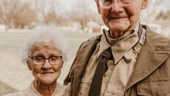 Melvin dan Nancy Lubbers baru saja merayakan 70 tahun pernikahan mereka. Pasangan yang berusia 91 dan 86 tahun ini telah menghabiskan banyak waktu bersama, tetapi cinta mereka tampaknya berkembang sekuat sebelumnya.  