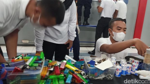 Rutan Banjarnegara dirazia pada Kamis (21/4/2022) malam. Hasilnya ada beberapa benda terlarang ditemukan, di antaranya korek api, hingga alat cukur.
