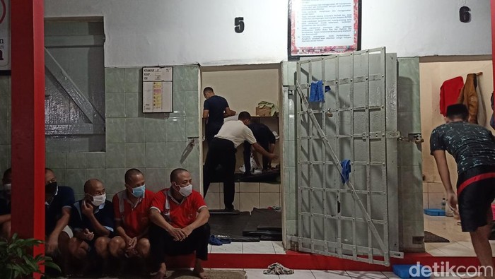 Rutan Banjarnegara dirazia pada Kamis (21/4/2022) malam. Hasilnya ada beberapa benda terlarang ditemukan, di antaranya korek api, hingga alat cukur.