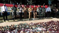 Pantauan detikJabar di lokasi, kegiatan pemusnahan kedua barang bukti tersebut juga dihadiri oleh Wali Kota Sukabumi Achmad Fahmi, Wakil Wali Kota Andri Hamami, Sekretaris Daerah dan beberapa perwakilan dari Kodim 0607 serta instansi terkait.