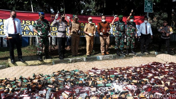 Ribuan Miras-25 Kg Ganja Hasil Razia Dimusnahkan di Sukabumi Polres Sukabumi Kota musnahkan 4.012 miras dan ganja seberat 25 kilogram. Barang itu hasil razia yang digelar dua pekan jelang Ramadan hingga pekan ketiga ini.
