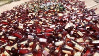 Rinciannya, Intisati 200 botol, Anggur Merah sebanyak 435 botol, Anggur Putih sebanyak 205 botol, Angker bir 152 botol, Vodka 2.800 botol dan Ciu 220 botol. Kemudian ganja seberat 25 kilogram.