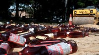 Ribuan botol miras itu pun dilindas stum. Diketahui, 4.012 botol miras itu berasal dari berbagai merek.