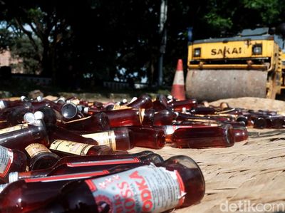 Pemusnahan Ribuan Botol Miras dan Ganja 25 Kg di Sukabumi