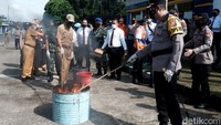 Secara simbolis, Kapolres Sukabumi Kota AKBP SY Zainal Abidin dan Wali Kota Sukabumi Achmad Fahmi mengawali pemusnahan dengan membakar ganja dan dilanjutkan melempar botol miras ke tempat yang sudah disediakan.