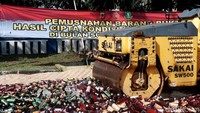 Polres Sukabumi Kota memusnahkan 4.012 botol minuman keras (miras) dan ganja seberat 25 kilogram, Jumat (22/4/2022).