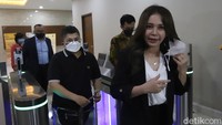 Insyaallah. Bukan dikembalikan. Sebagai barang bukti, jadi mungkin disita sementara, jelas Rossa di Bareskrim. Foto: Palevi/detikHOT