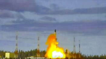 Di negara barat, rudal RS-28 Sarmat ini kadang disebut Satan II atau rudal setan. Sarmat adalah rudal berkemampuan nuklir antar benua yang diklaim dapat menembak sasaran di manapun berada. Foto: AP