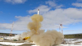 Vladimir Putin mengatakan pada hari Rabu (20/4) waktu setempat, bahwa Rusia telah berhasil menguji coba rudal balistik antarbenua (ICBM) Sarmat. Senjata ini disebut-sebut amat mengerikan. Foto: AP